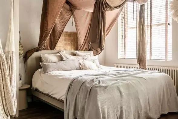 Reinschauen: Schlafzimmer in einer alten Schule